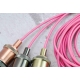 różowy kabel w oplocie